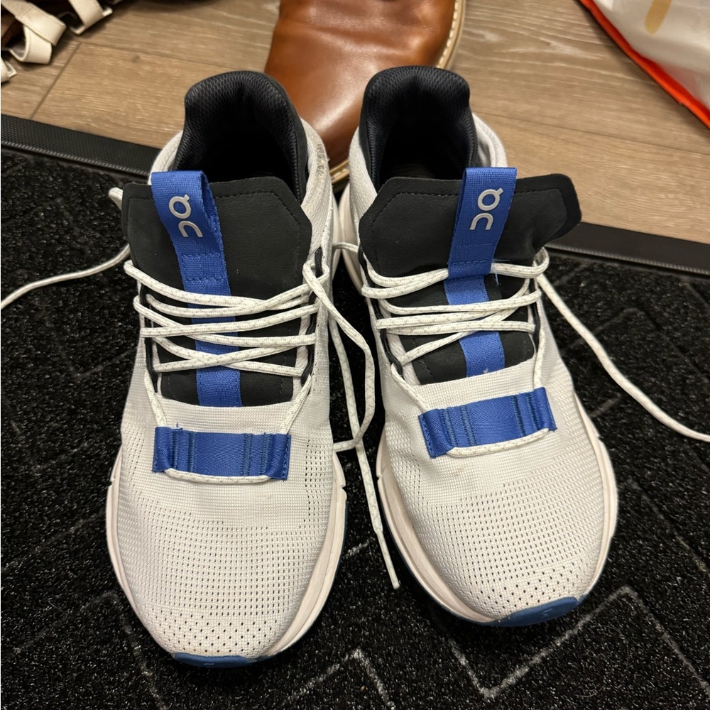Women’s cloudnovas size 7